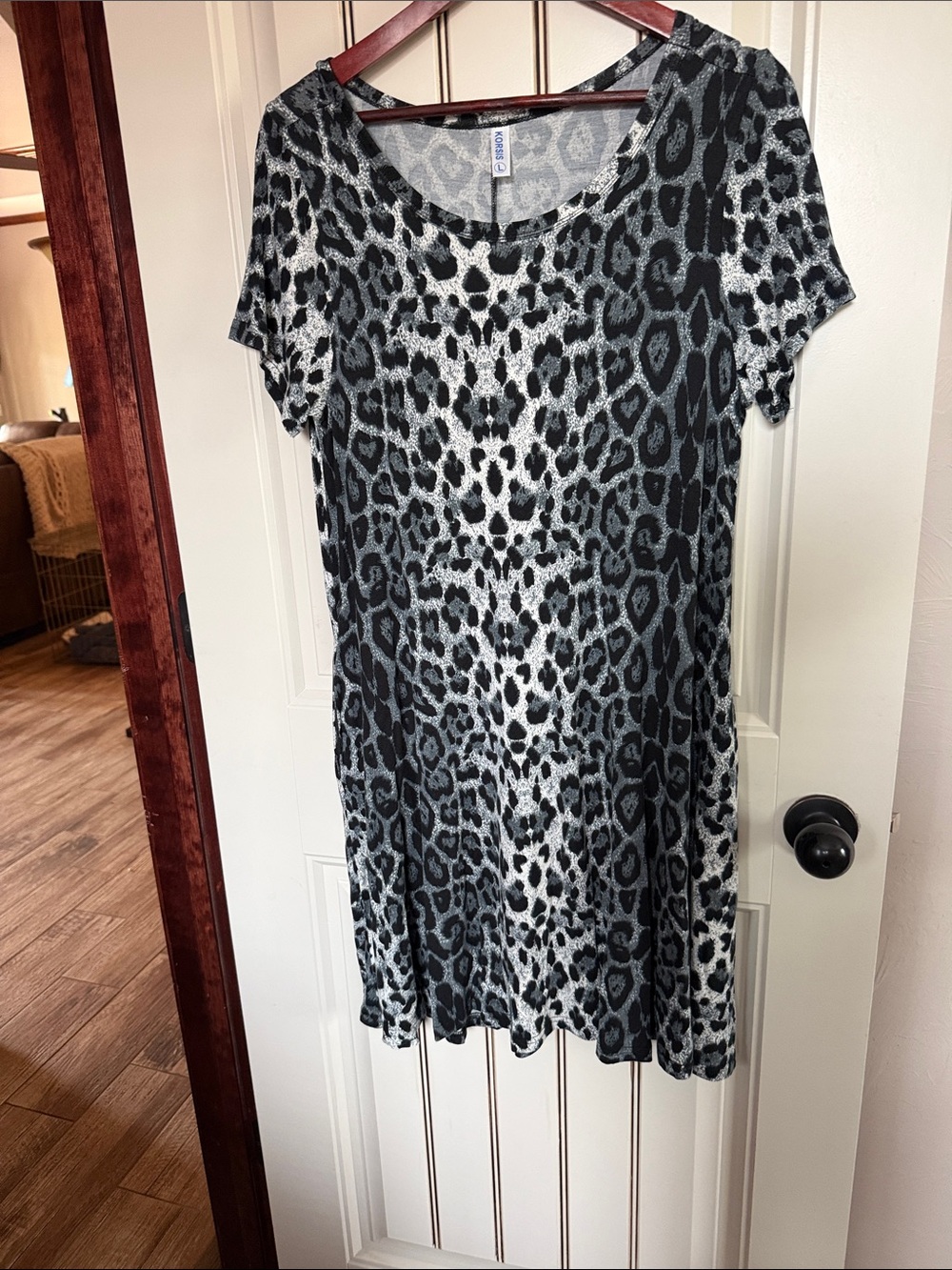 Korsis Leopard Print Short Sleeve Top - Black & Gray